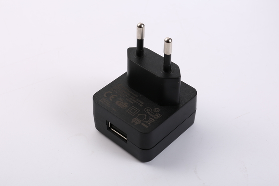 काला रंग 6W 5V 1A PD USB पावर एडाप्टर 5V 1.2A 5V 0.5A IEC60335 IEC60065